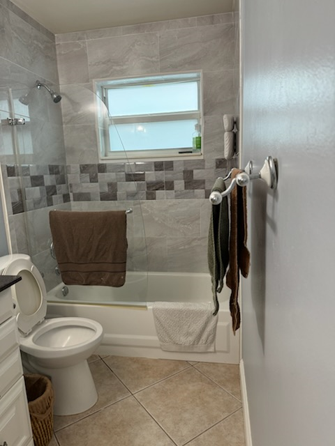 Private Room with Modern Amenities & Pool in Serene Lake Worth Retreat - Close to Everything - Photo 5