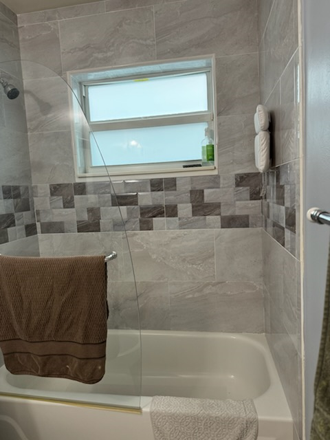 Private Room with Modern Amenities & Pool in Serene Lake Worth Retreat - Close to Everything - Photo 6