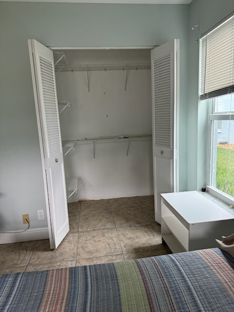 Private Room with Modern Amenities & Pool in Serene Lake Worth Retreat - Close to Everything - Photo 3