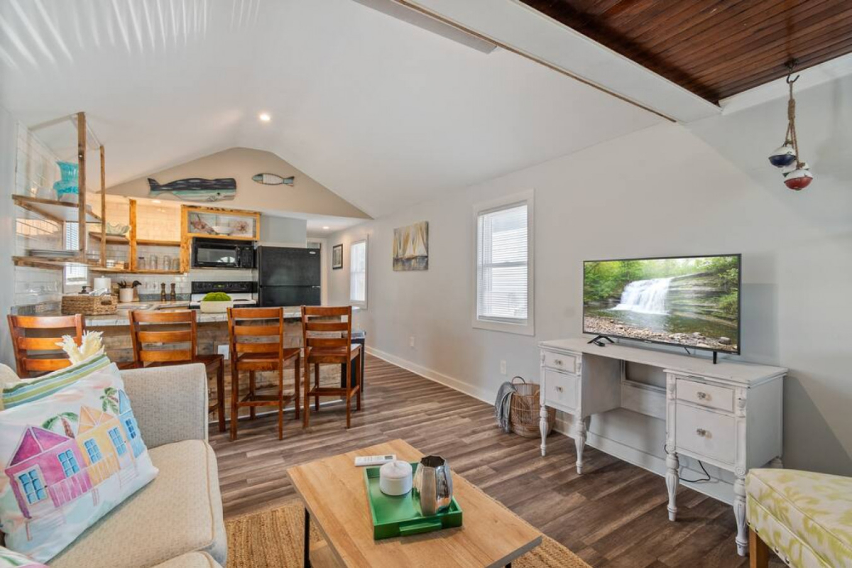 Romantic Nautical Time Home Hideaway - Photo 2