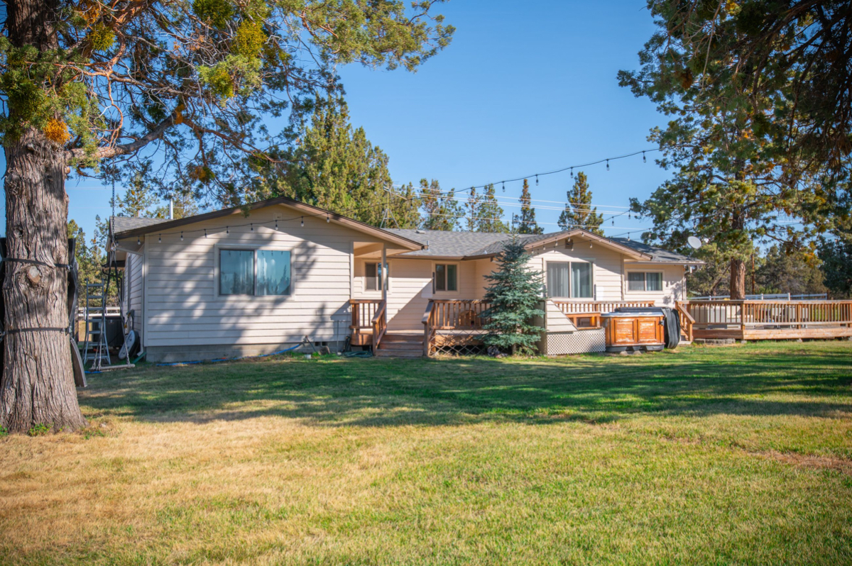 Quiet home on 30 acres, minutes from town - Photo 2