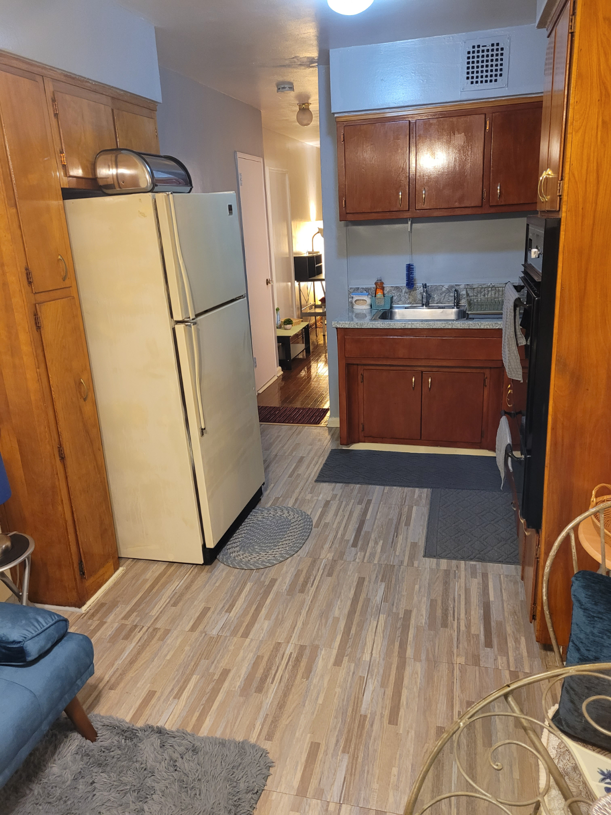 Private  One Bedroom  Apartment in quiet tree lined neighborhood - Photo 7