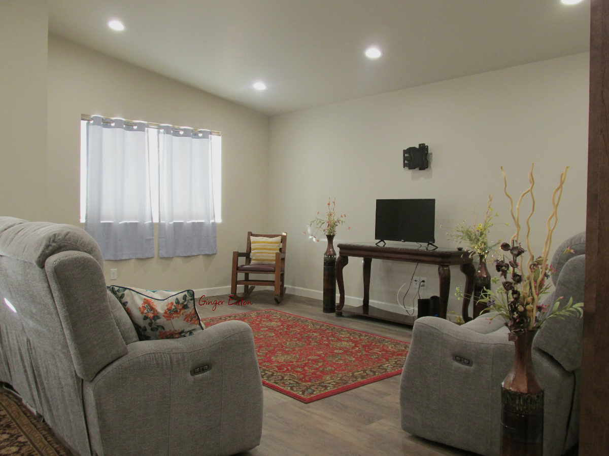 NICE 2022 FURNISHED ONE LEVEL - Photo 3