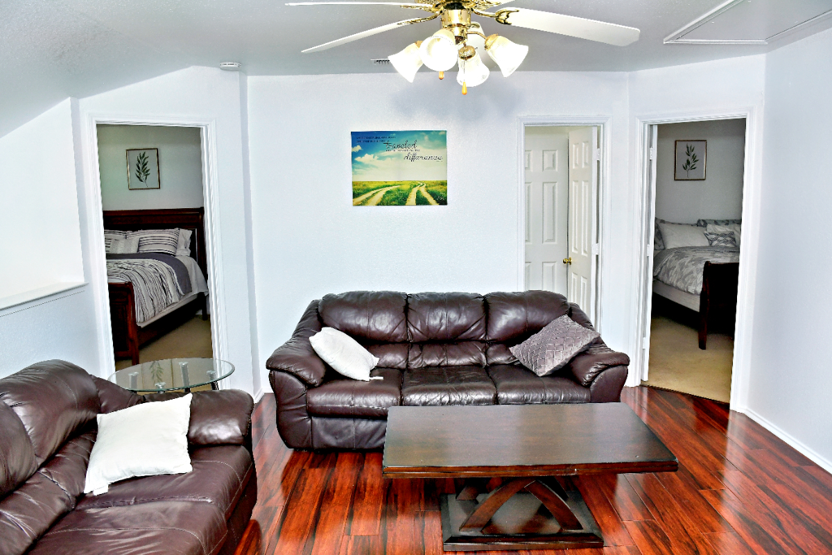 Retreat in Arlington - A Luxurious 4BR Home with All Comfort and Prime Location - Photo 3