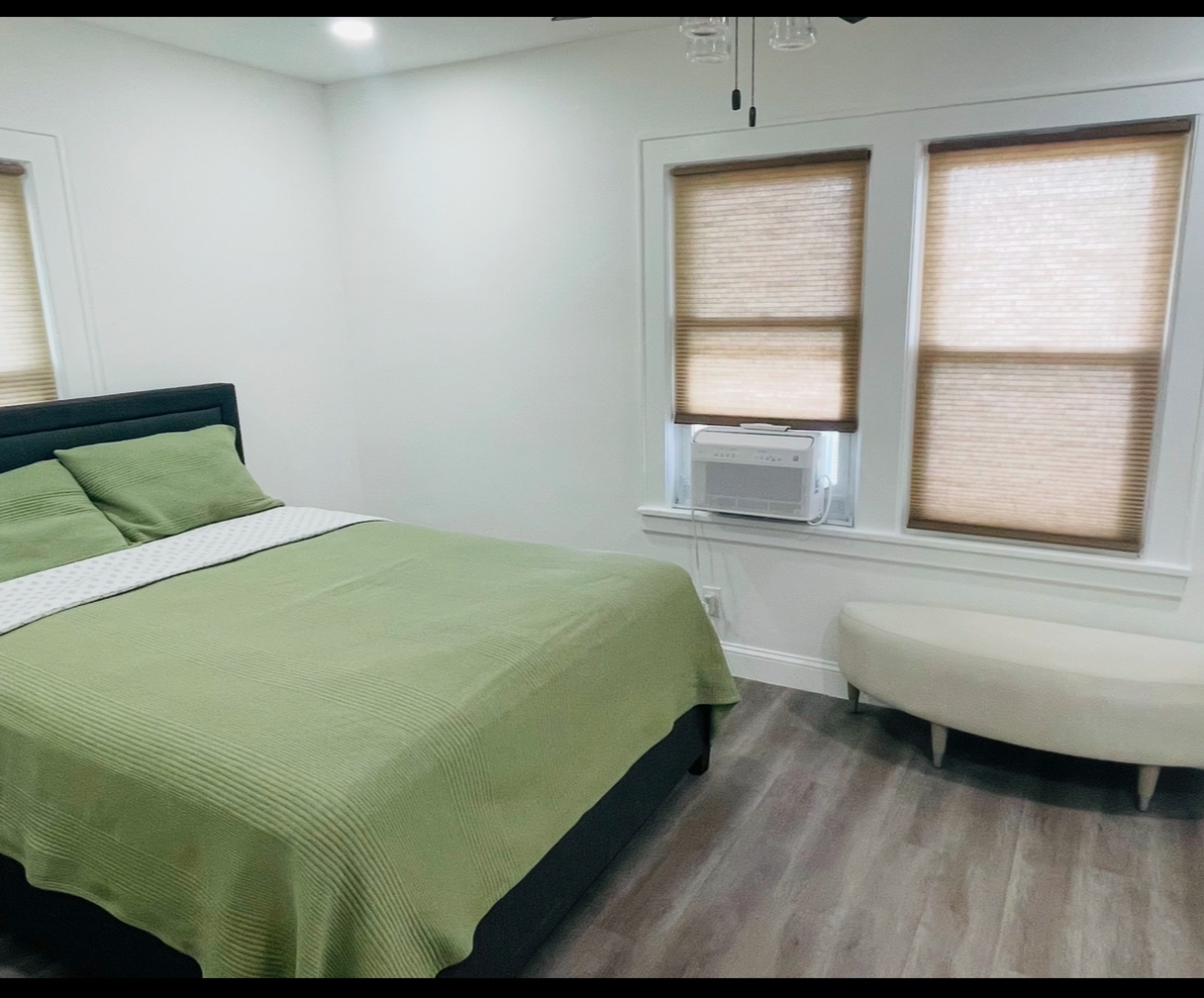 Beautiful 3 bedroom home with all Modern furniture and amenities. - Photo 4