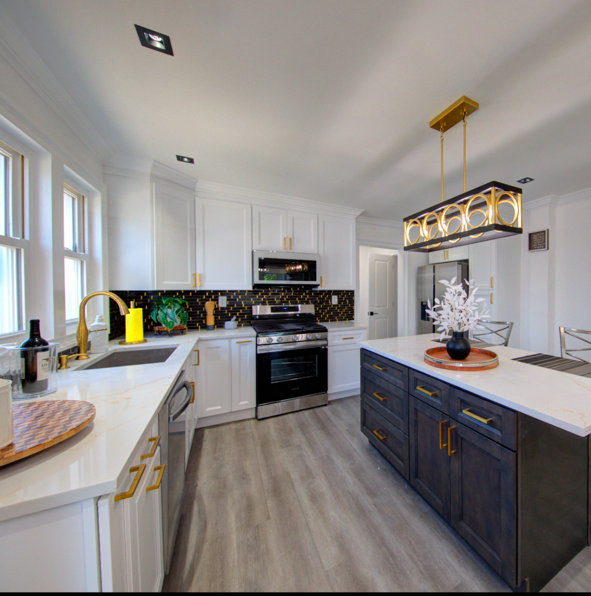 Beautiful 3 bedroom home with all Modern furniture and amenities. - Photo 3