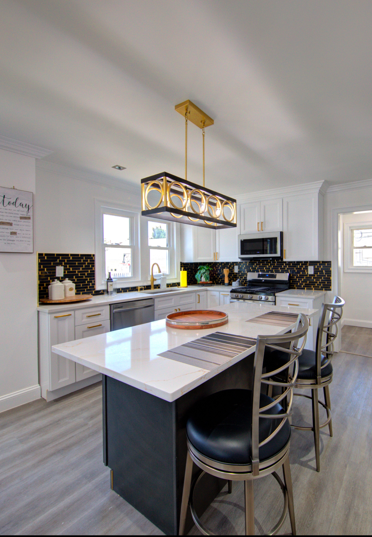 Beautiful 3 bedroom home with all Modern furniture and amenities. - Photo 5