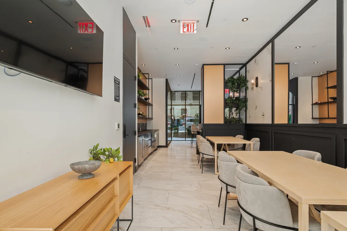 Large private room in luxury high rise - Photo 2