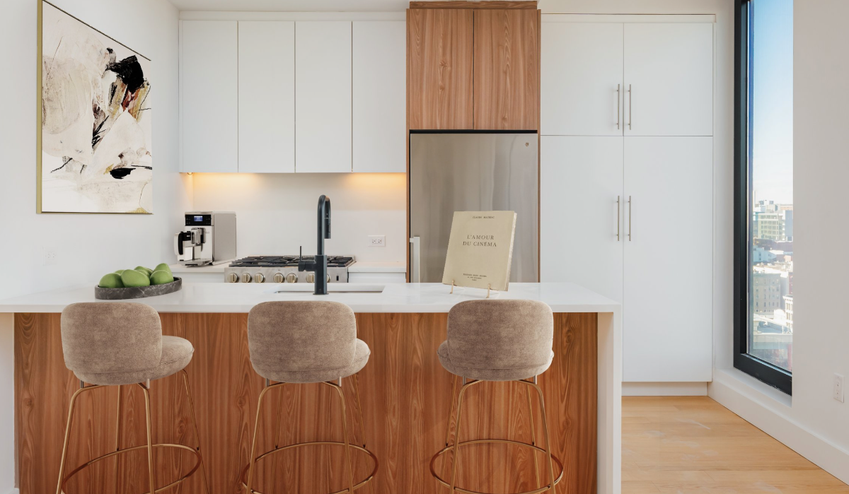 Large private room in luxury high rise - Photo 5