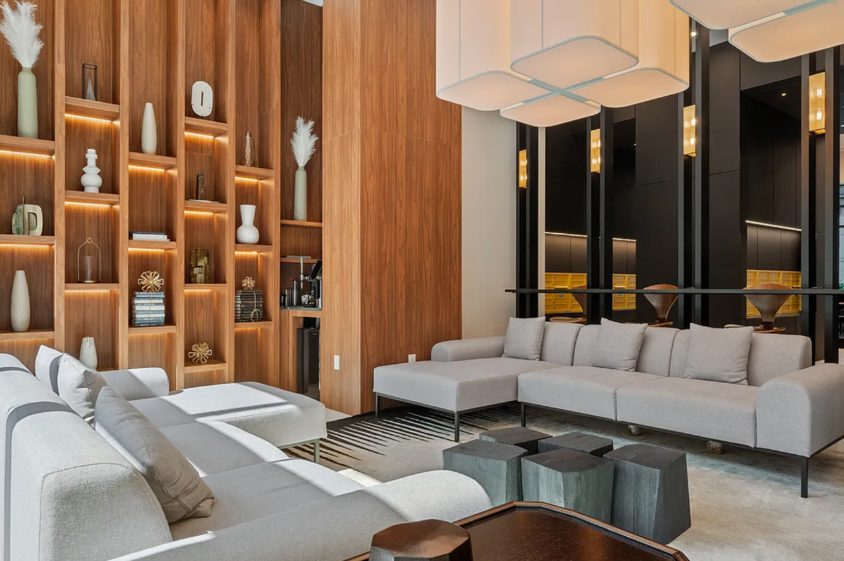 Large private room in luxury high rise - Photo 9