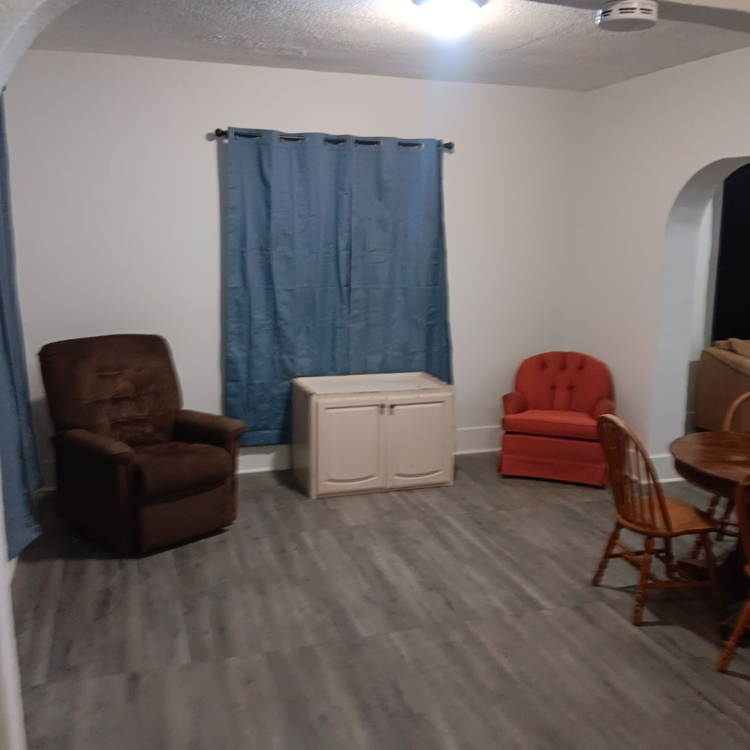 Three rooms shared bathroom, only females Room 2