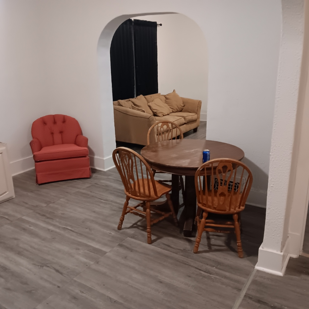 Three rooms shared bathroom, only females Room 3