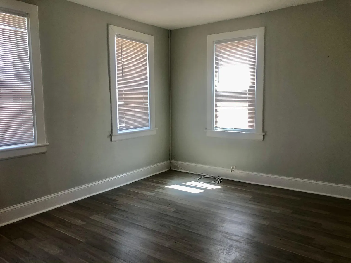 Cozy 2BR Haven with Charming Backyard - 1st Floor - Photo 2