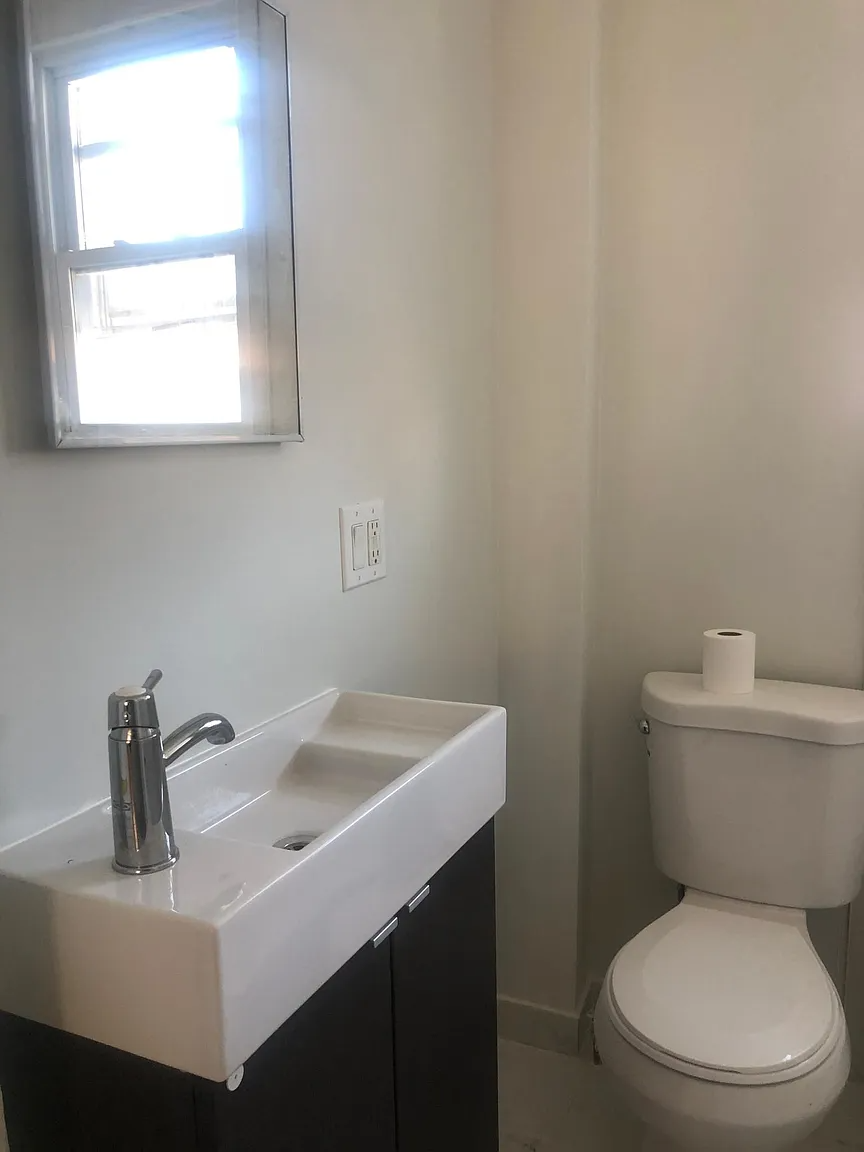 Cozy 2BR Haven with Charming Backyard - 1st Floor - Photo 3