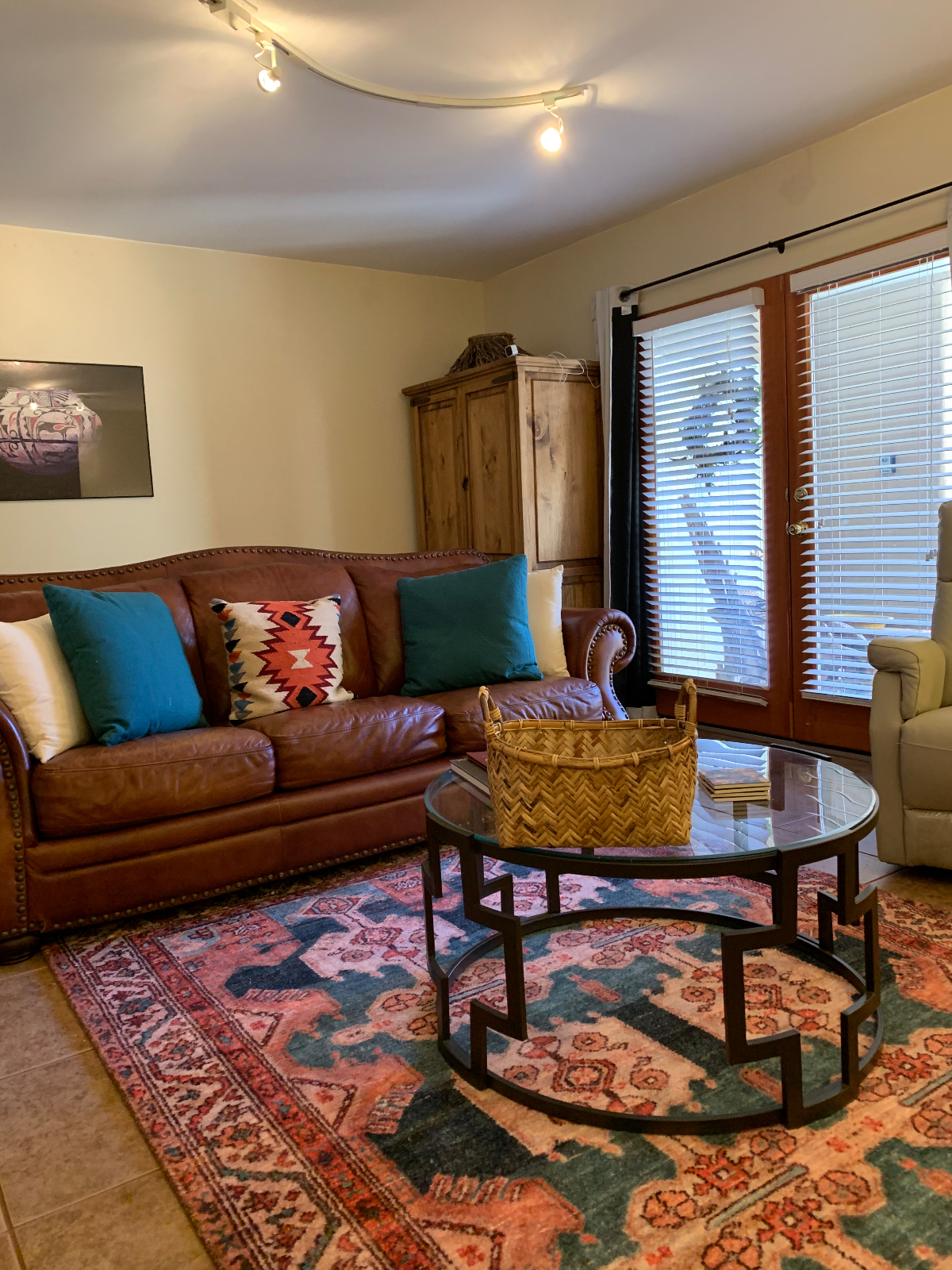 Walkable to Plaza 1 BR Condo King Bed