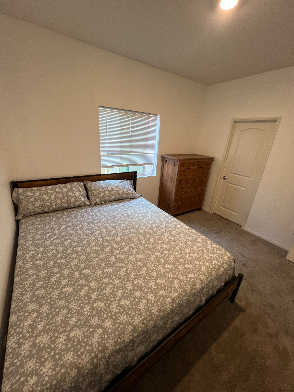 King-Sized Bed & Private Bath in a New Home Experi