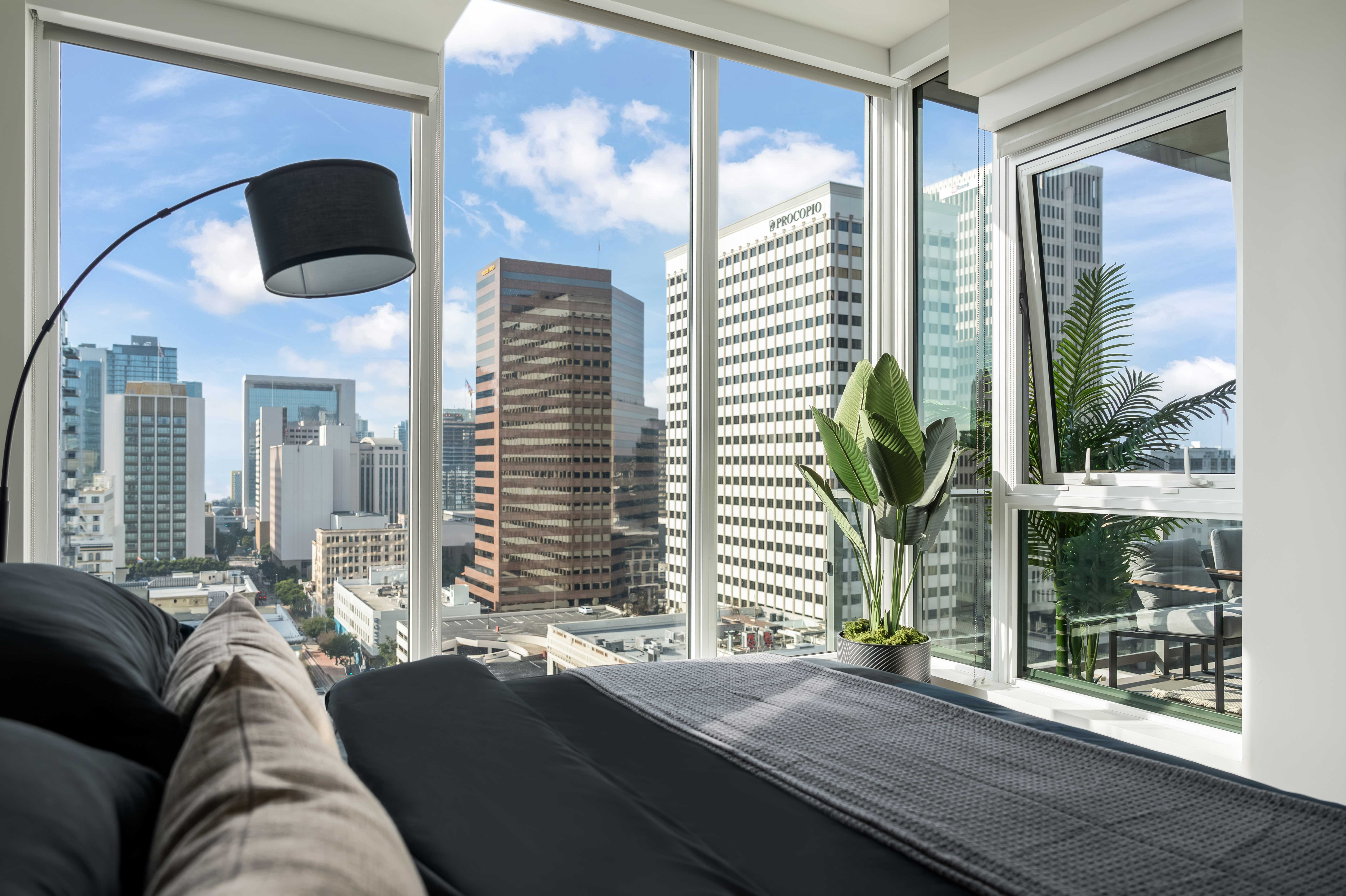 Cosmo Highrise® Luxury 2BR w/ King Bed, Gym, Pool - San Diego - Photo 3