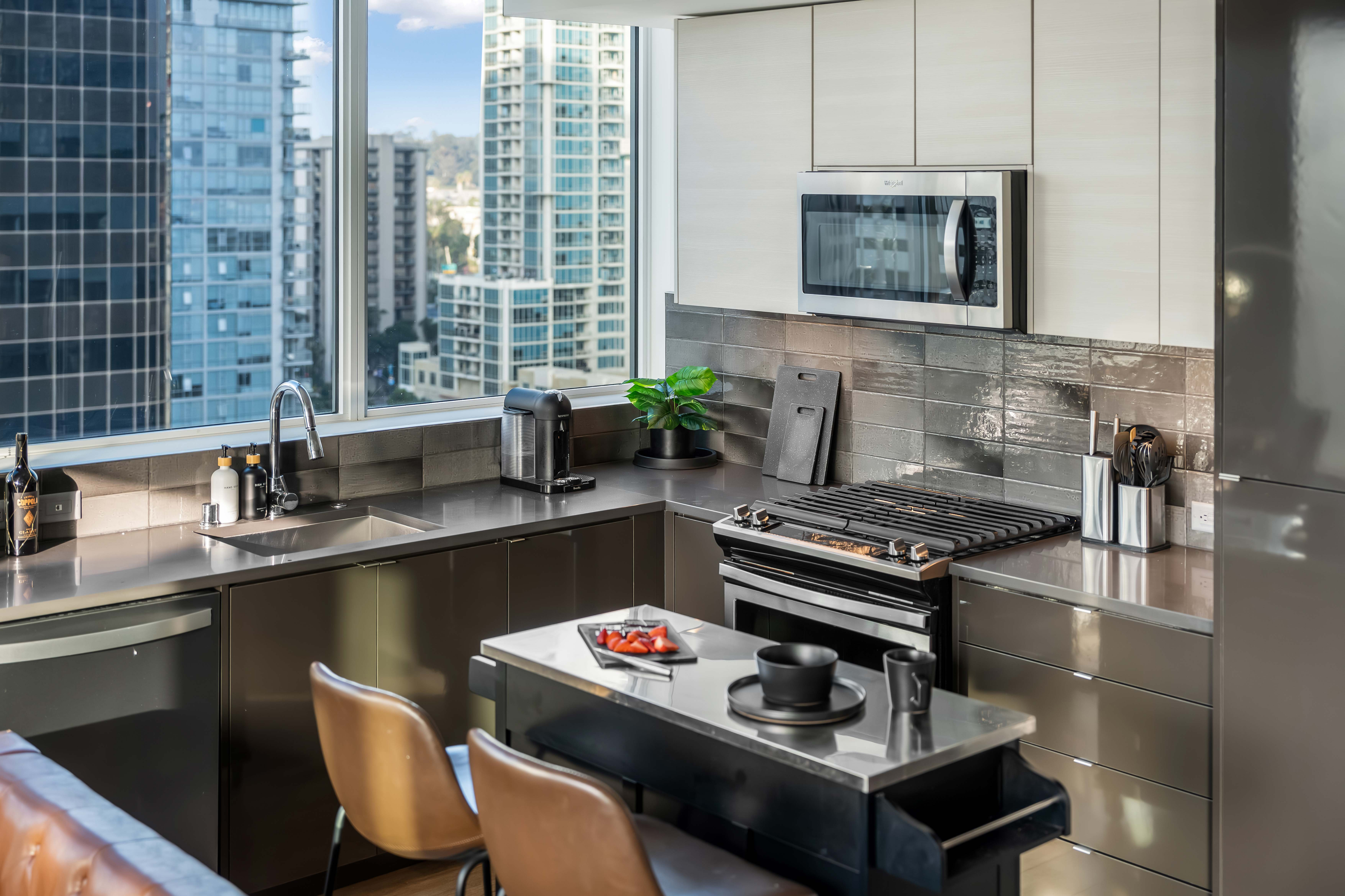 Cosmo Highrise® Luxury 2BR w/ King Bed, Gym, Pool - San Diego - Photo 5