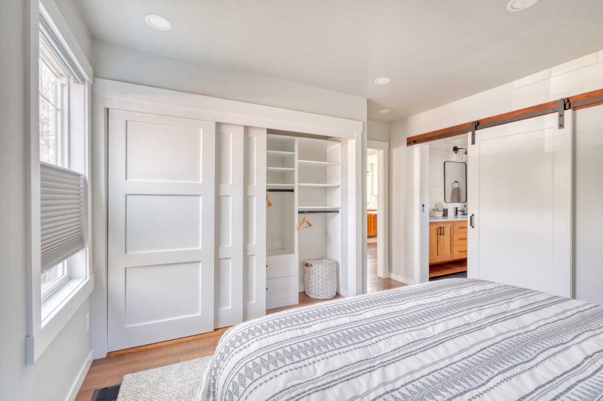 King bed, queen bed, walk to downtown, fully equipped kitchen - Photo 4