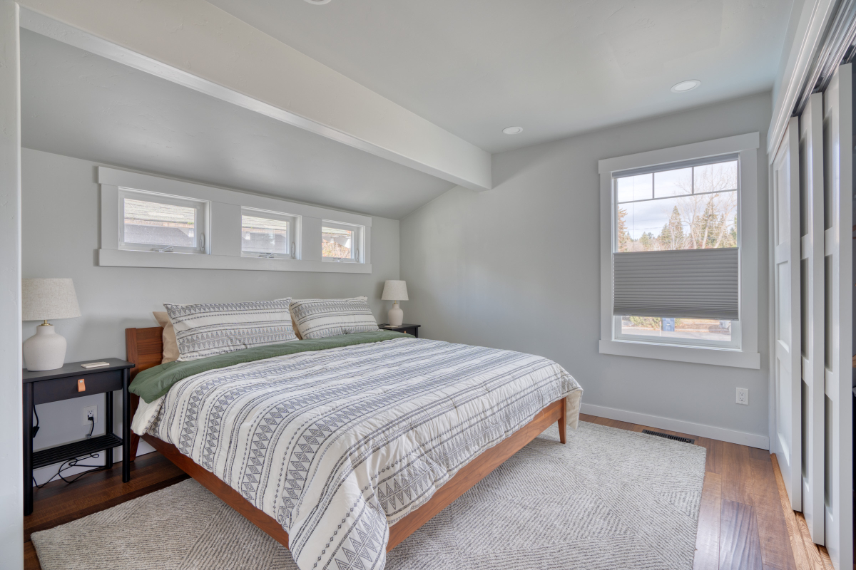 King bed, queen bed, walk to downtown, fully equipped kitchen - Photo 3