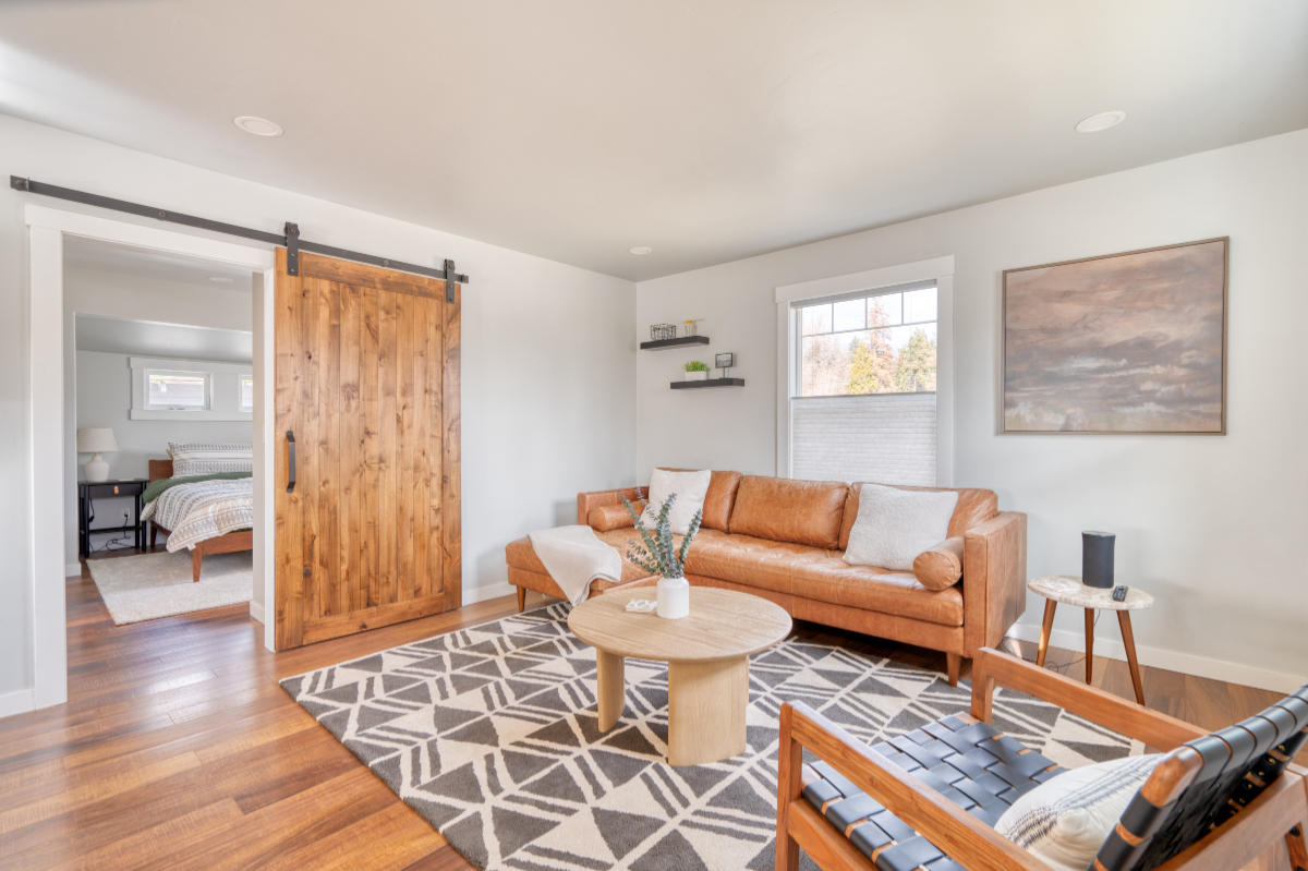 King bed, queen bed, walk to downtown, fully equipped kitchen - Photo 6
