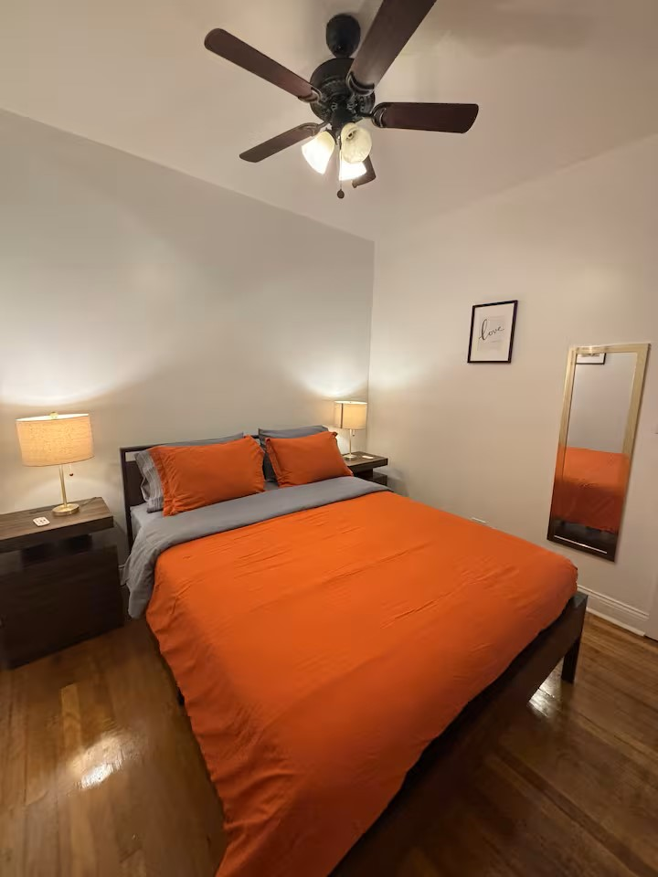 Delightful Queen Room in Spacious Apartment - Walk to Metro, Shops & Parks in the Heart of Chicago