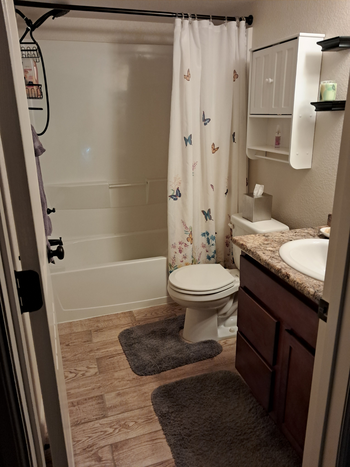 One bedroom with bath and living area - Photo 2