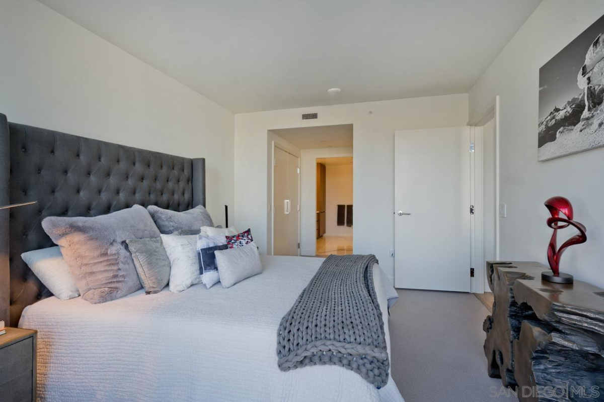 Private bedroom available - Ultra Luxury High-Rise in Downtown Little Italy, Very New, Seaside Bliss with Resort-Style Amenities - Photo 3