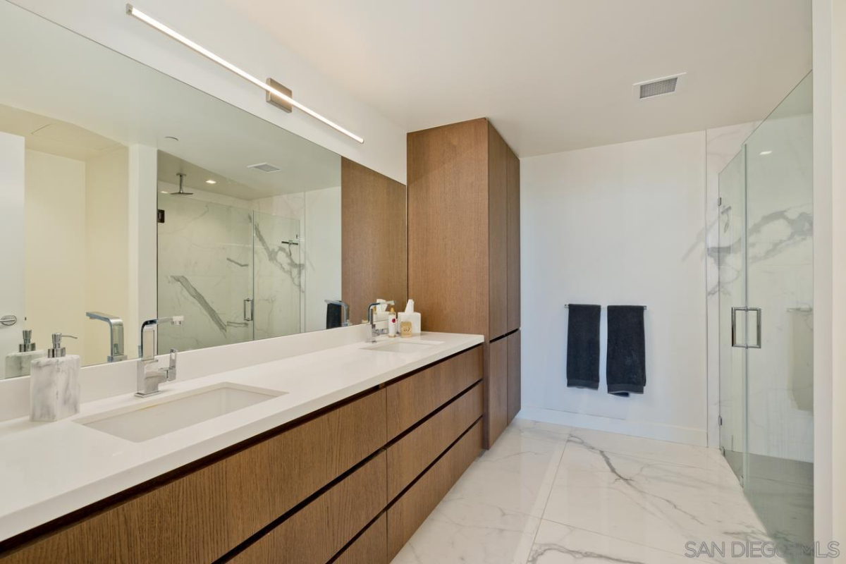 Private bedroom available - Ultra Luxury High-Rise in Downtown Little Italy, Very New, Seaside Bliss with Resort-Style Amenities - Photo 6