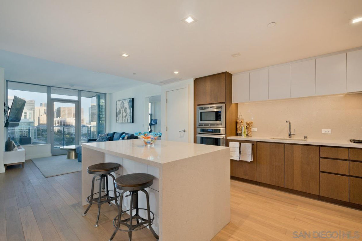 Private bedroom available - Ultra Luxury High-Rise in Downtown Little Italy, Very New, Seaside Bliss with Resort-Style Amenities - Photo 2