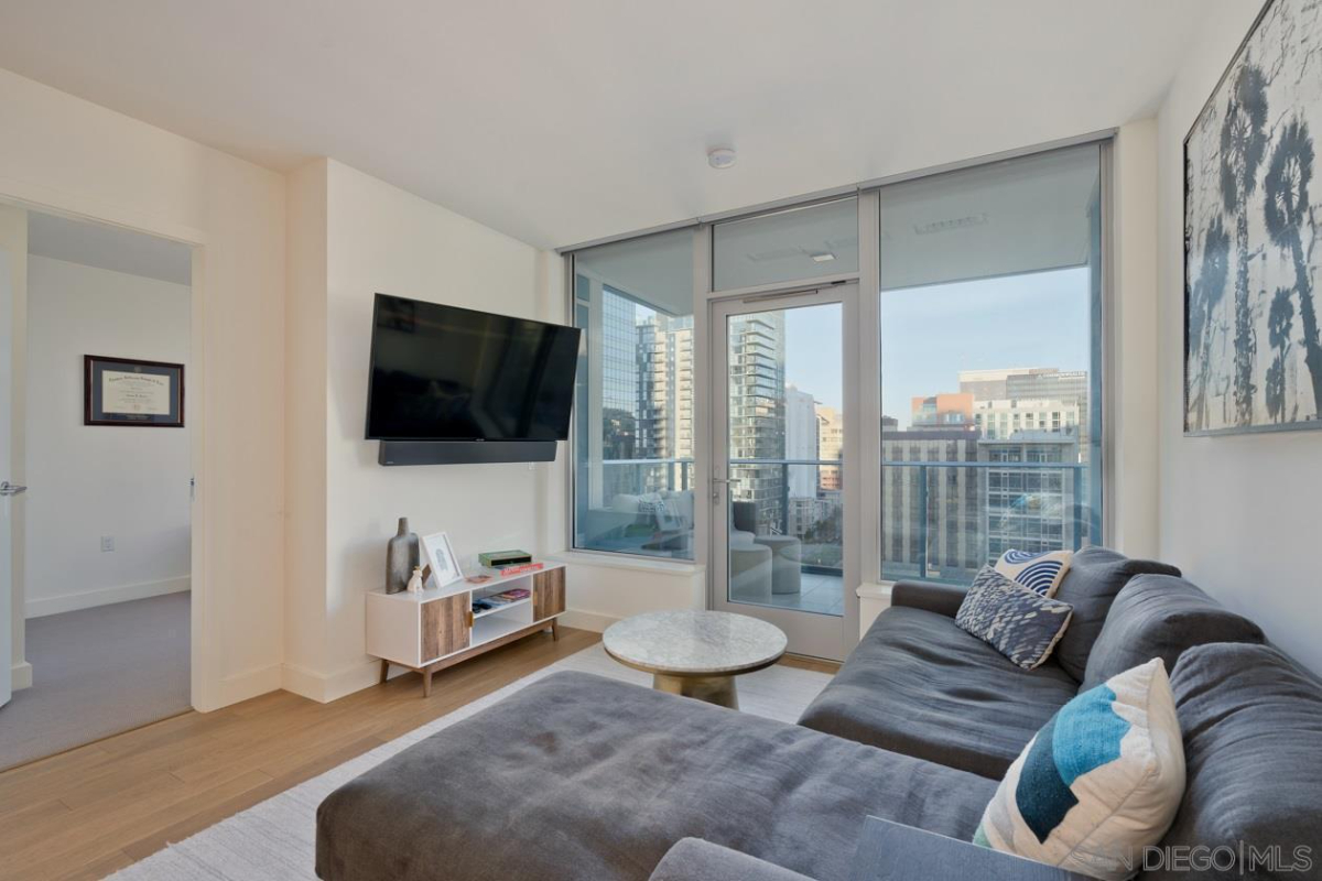 Private bedroom available - Ultra Luxury High-Rise in Downtown Little Italy, Very New, Seaside Bliss with Resort-Style Amenities - Photo 5