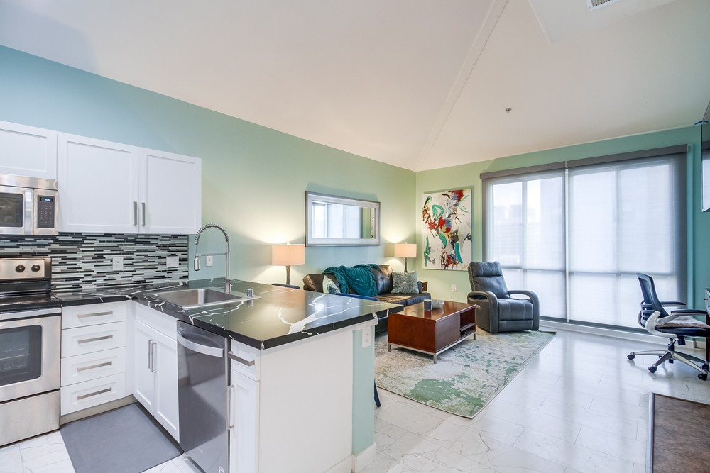 Modern, Chic 1 Bdrm Top Floor Little Italy Condo - Photo 2