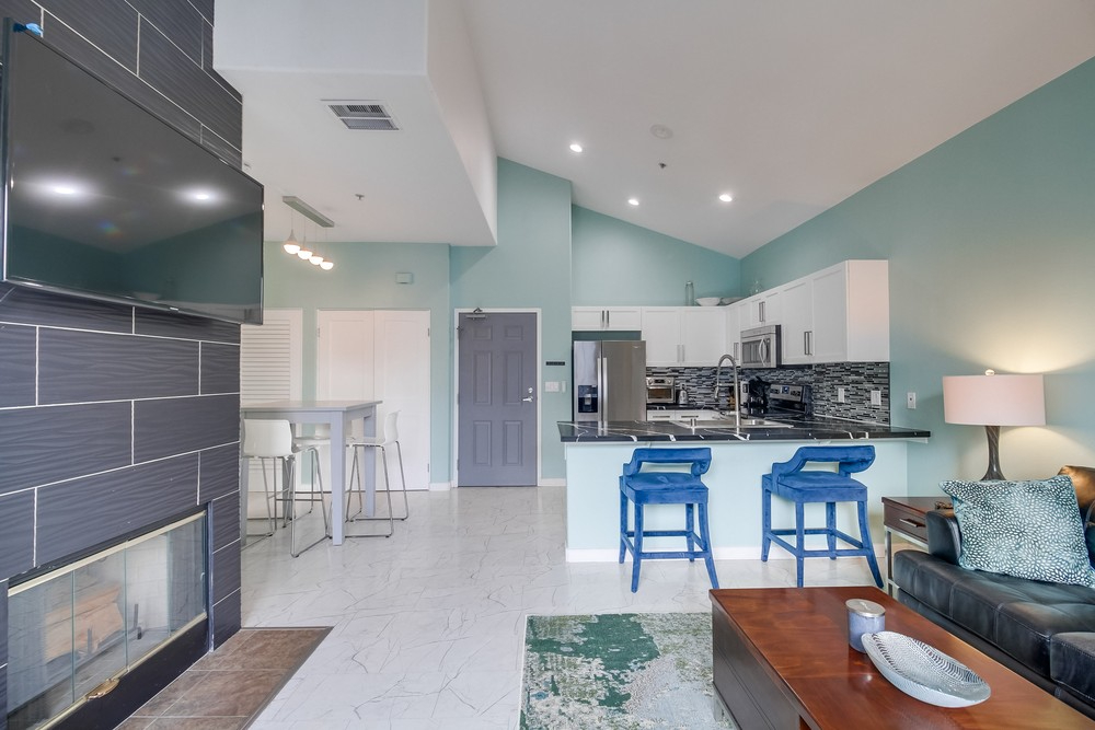 Modern, Chic 1 Bdrm Top Floor Little Italy Condo - Photo 4