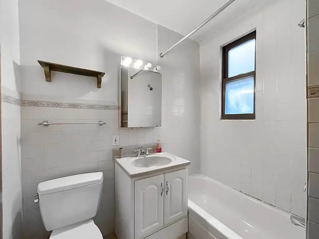Queens HDTV Room, closet,  11 min to Manhattan Room - 277 - Photo 8