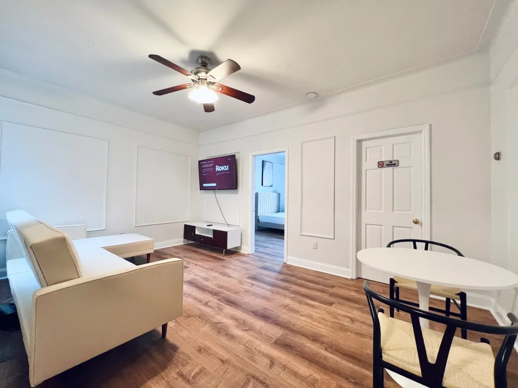 Queens HDTV Room, closet, 11 min to Manhattan Room - 277 - Photo 5