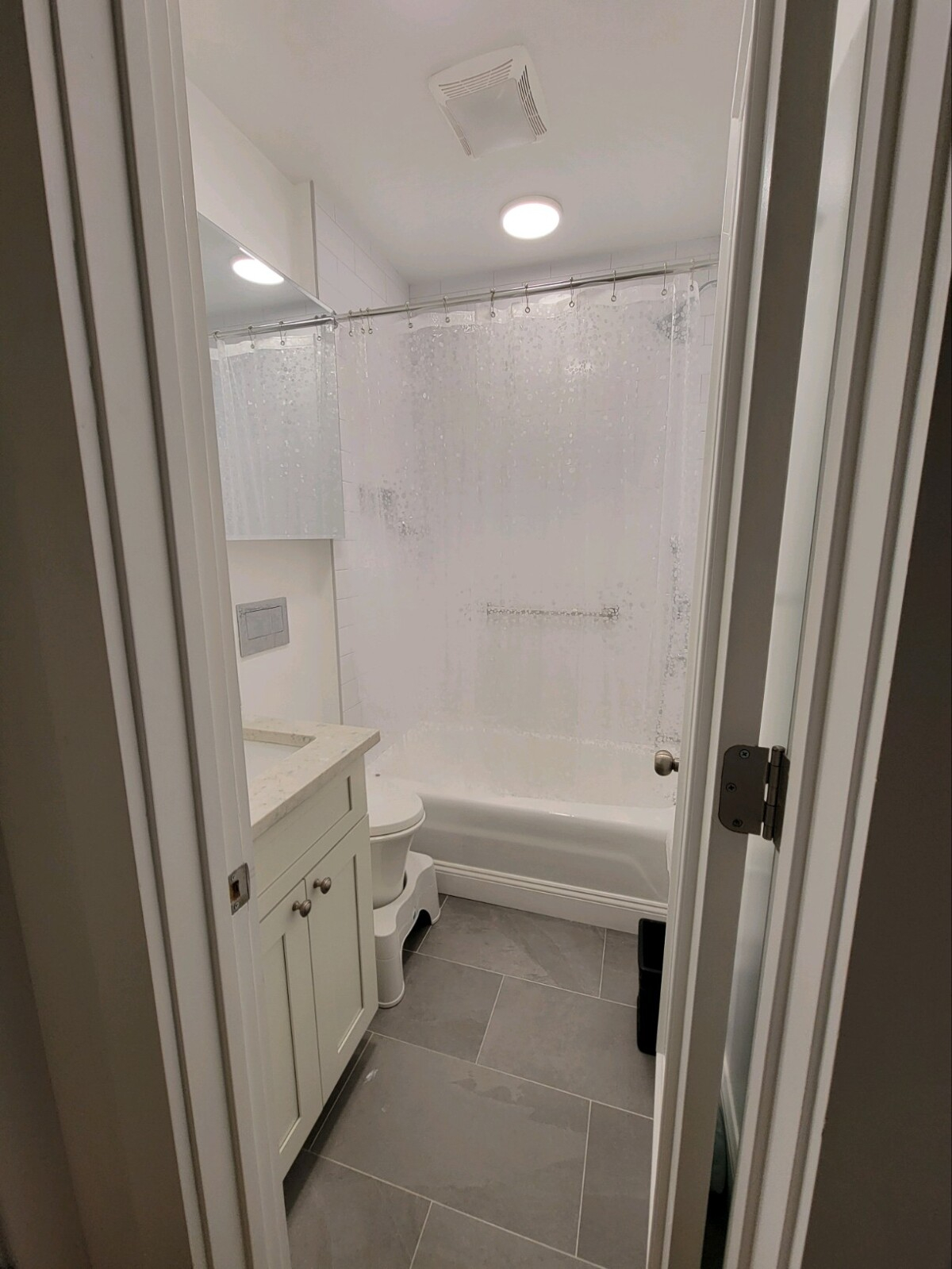 NYC - UWS - Private Suite - 1 bedroom / 1 full bath (shower/tub) in 2 bedroom / 2 bath high-rise pre - Photo 6