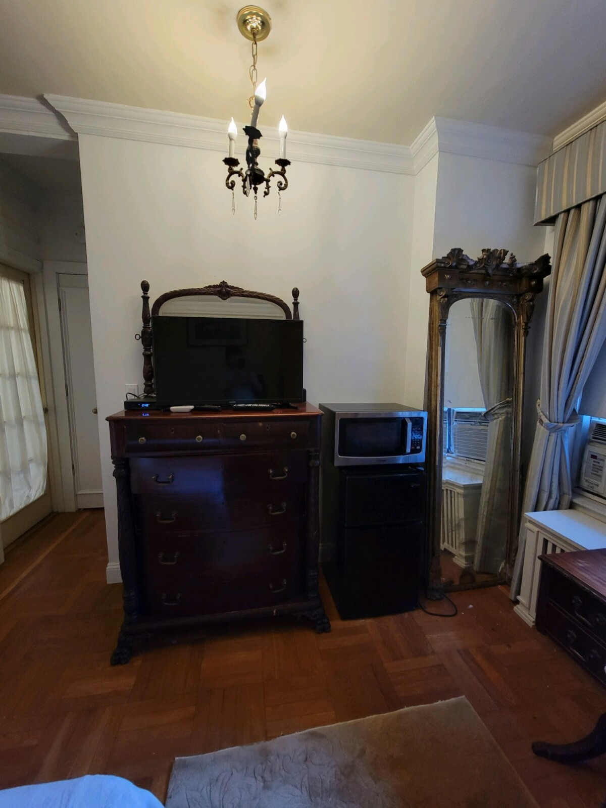 NYC - UWS - Private Suite - 1 bedroom / 1 full bath (shower/tub) in 2 bedroom / 2 bath high-rise pre - Photo 3