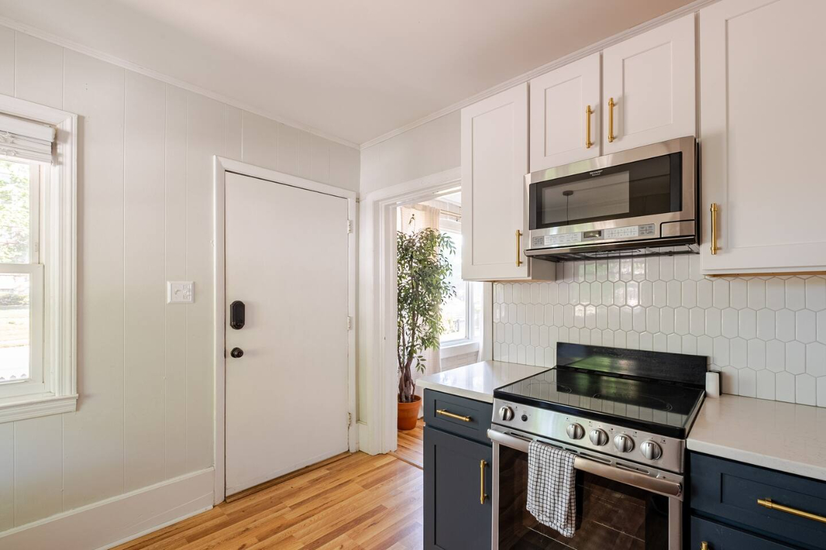 Charming 1BR Cottage with Kitchen in Downtown Raleigh - Photo 7