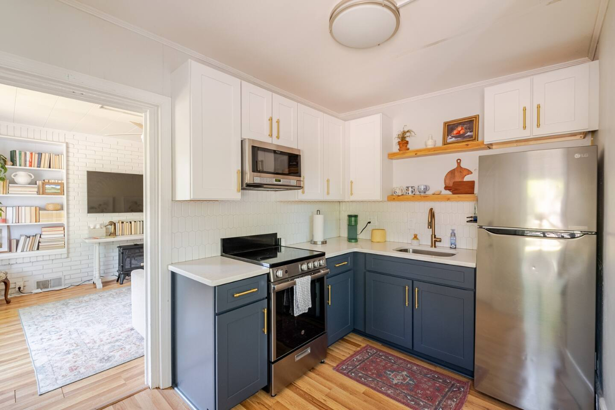 Charming 1BR Cottage with Kitchen in Downtown Raleigh - Photo 4