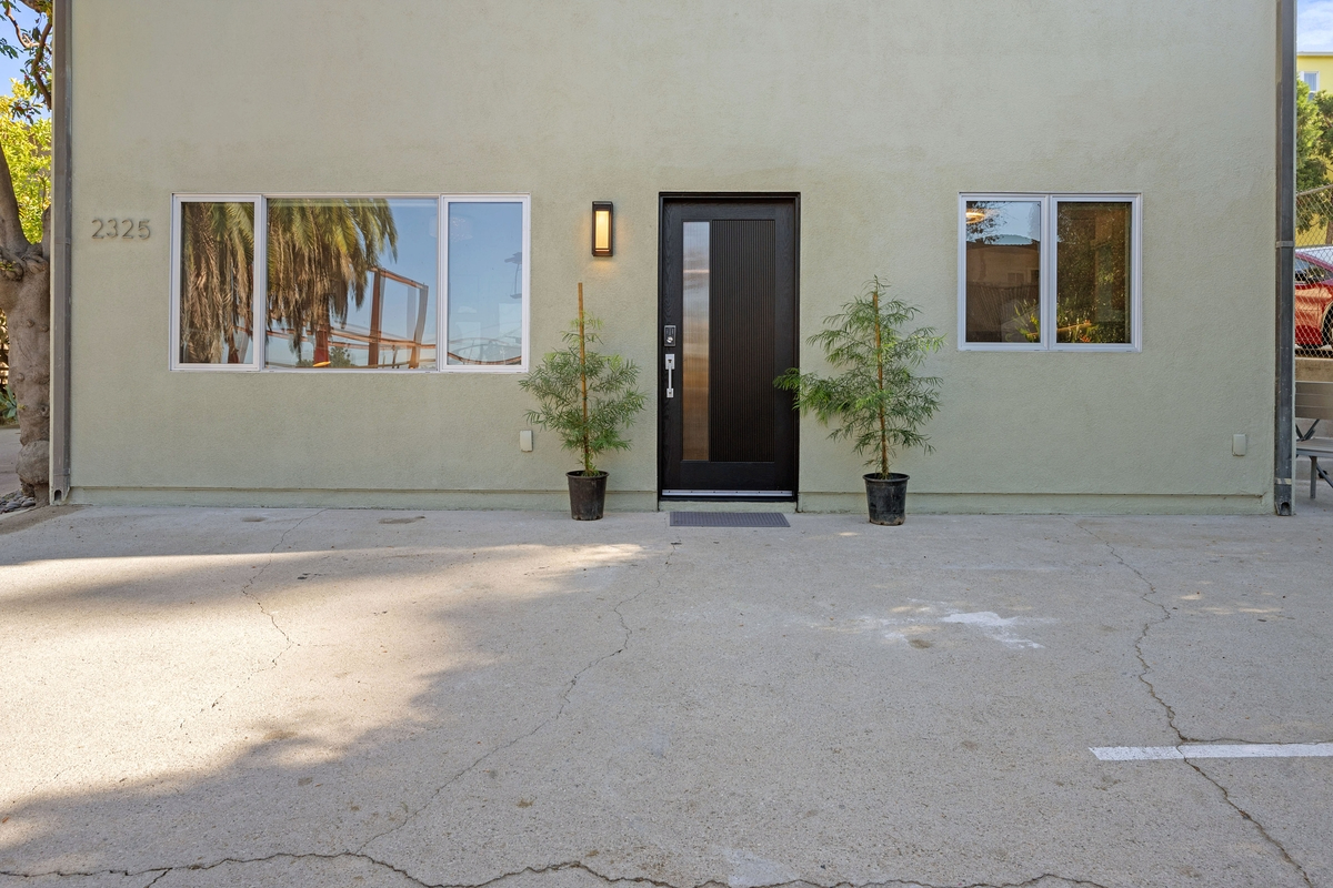 Silver Lake Unit in a Well Maintained Triplex - Photo 2