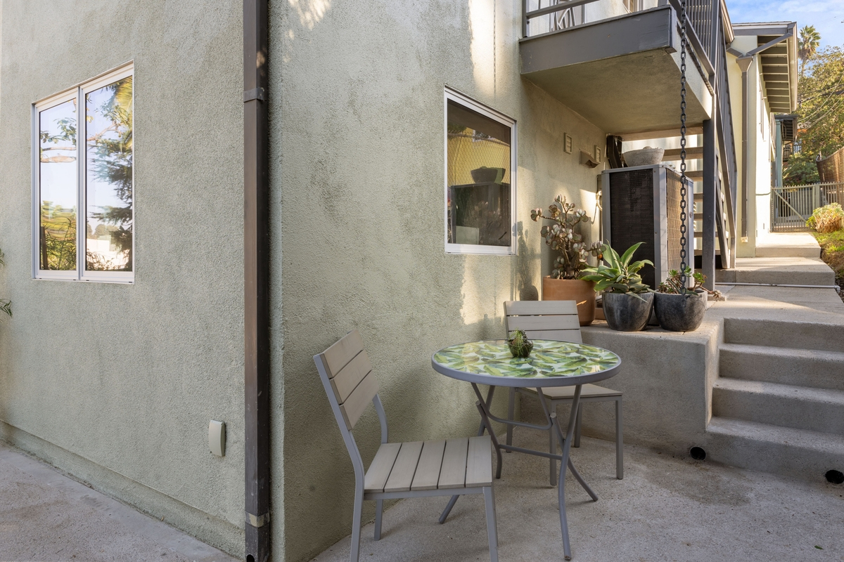 Silver Lake Unit in a Well Maintained Triplex - Photo 3