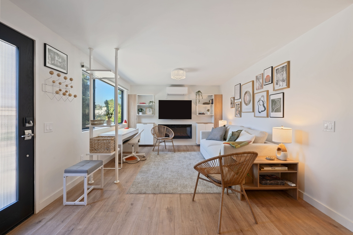 Silver Lake Unit in a Well Maintained Triplex - Photo 5