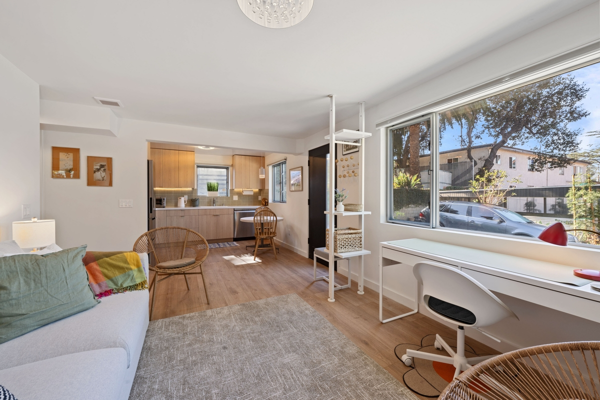 Silver Lake Unit in a Well Maintained Triplex - Photo 6