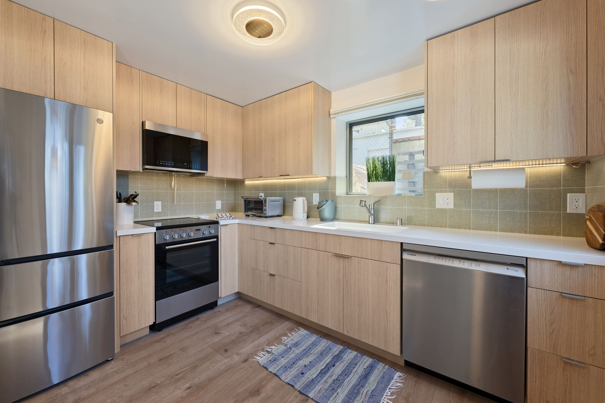 Silver Lake Unit in a Well Maintained Triplex - Photo 1