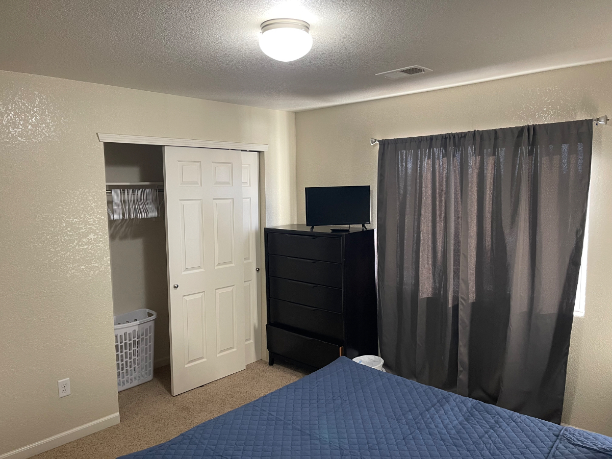 Very nice quiet private upstairs bedroom, bathroom, living room - Photo 2