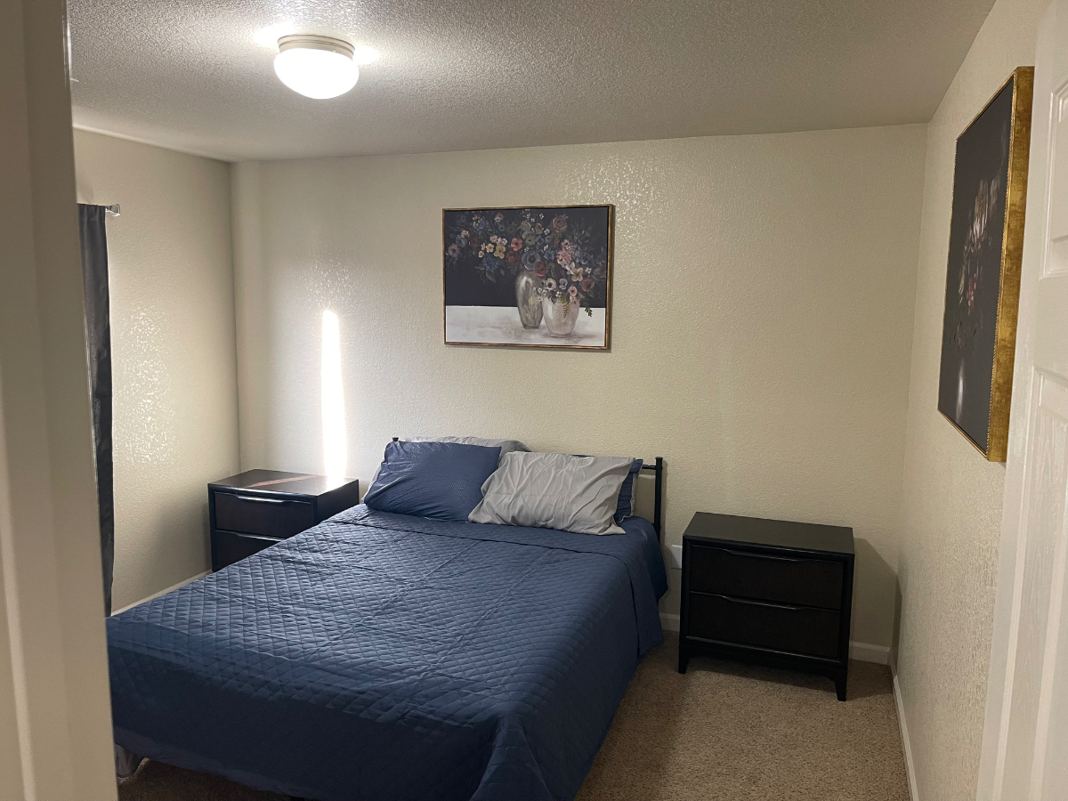 Very nice quiet private upstairs bedroom, bathroom, living room - Photo 3