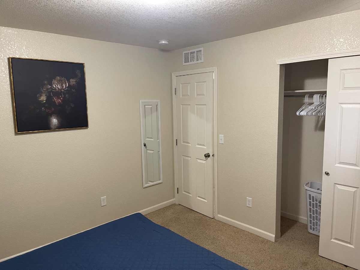 Very nice quiet private upstairs bedroom, bathroom, living room - Photo 4