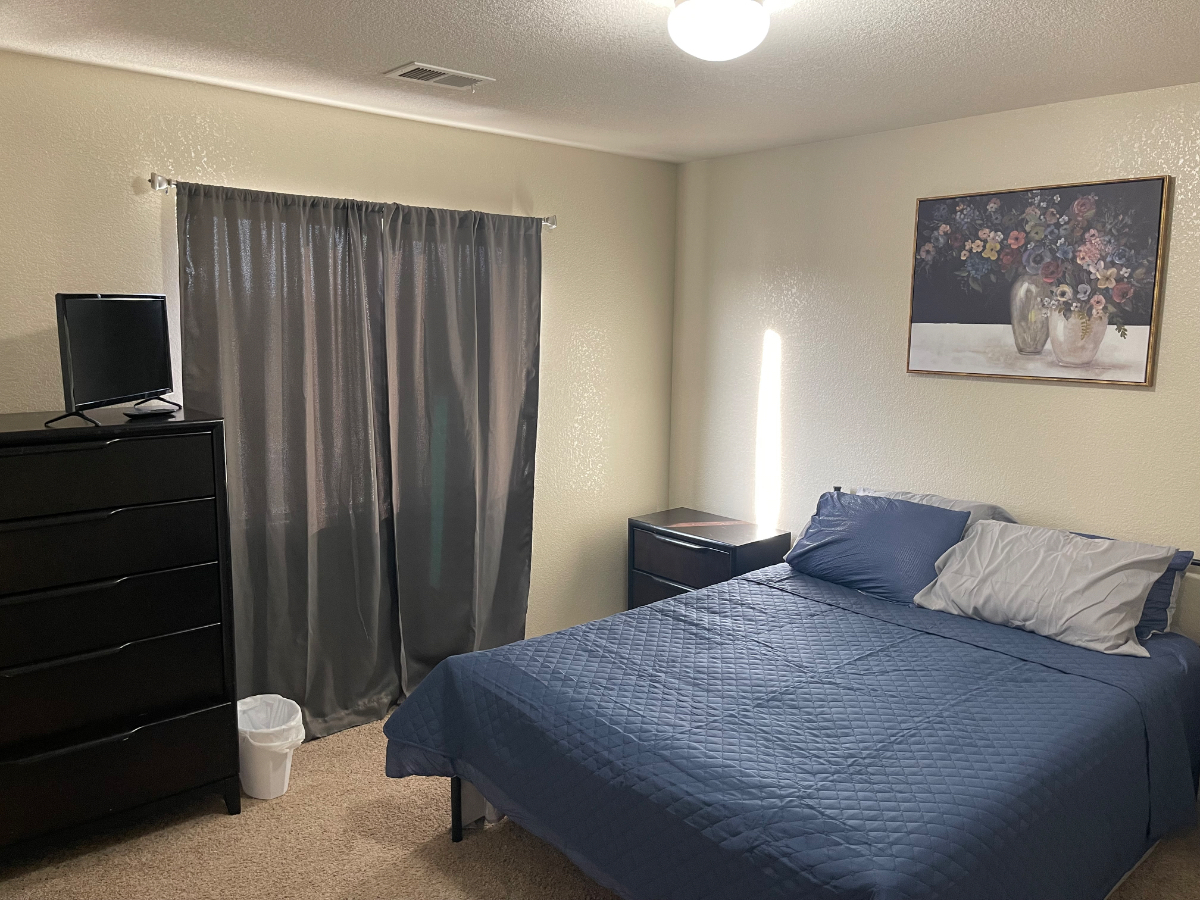 Very nice quiet private upstairs bedroom, bathroom, living room - Photo 5