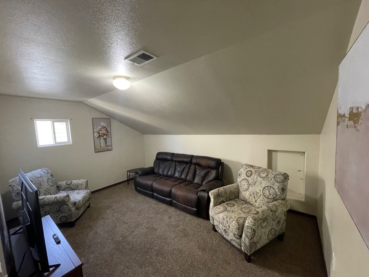 Very nice quiet private upstairs bedroom, bathroom, living room - Photo 6