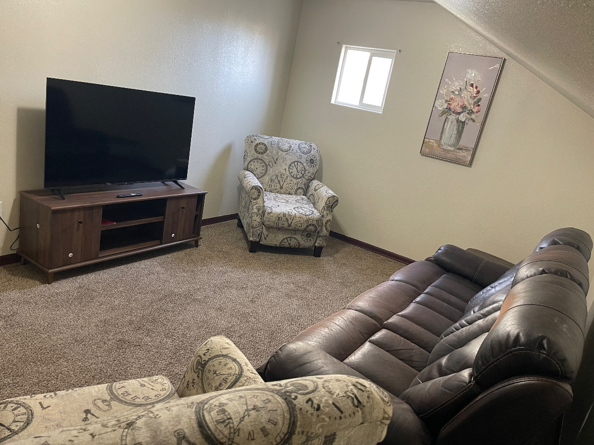 Very nice quiet private upstairs bedroom, bathroom, living room - Photo 7